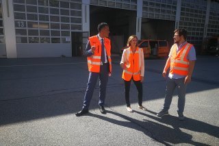 David Wetter, Valentin Brégy et Valentina Kumpusch en visite au centre d'entretien de Sierre